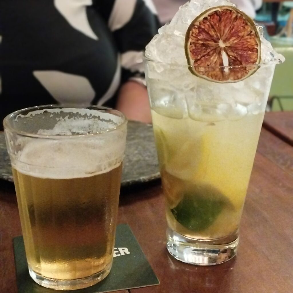 Chope Stadt Jever e Caipirinha capitão leitão